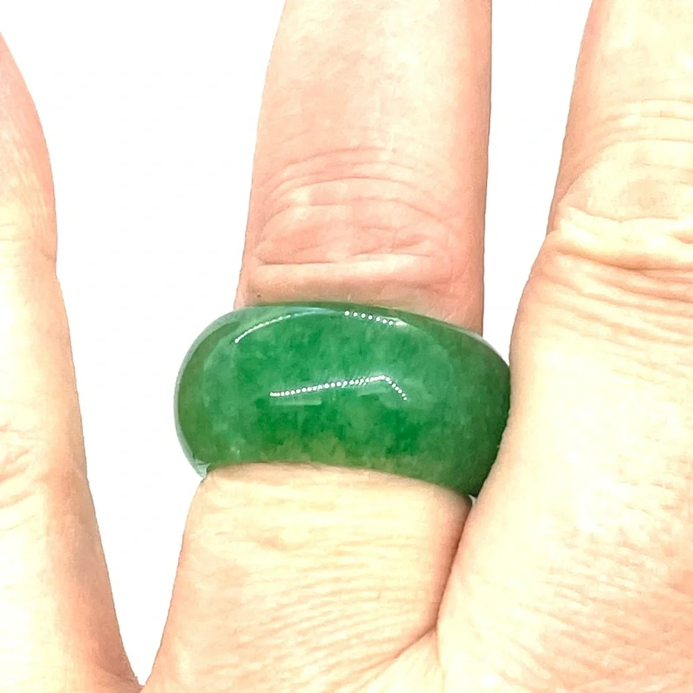 Vintage Emerald Green Jade Ring Sz 8.5